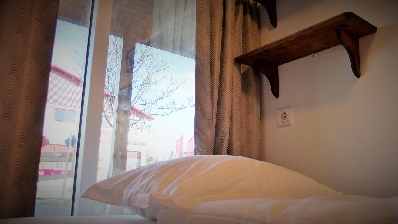 Husavik Hostel エクステリア 写真